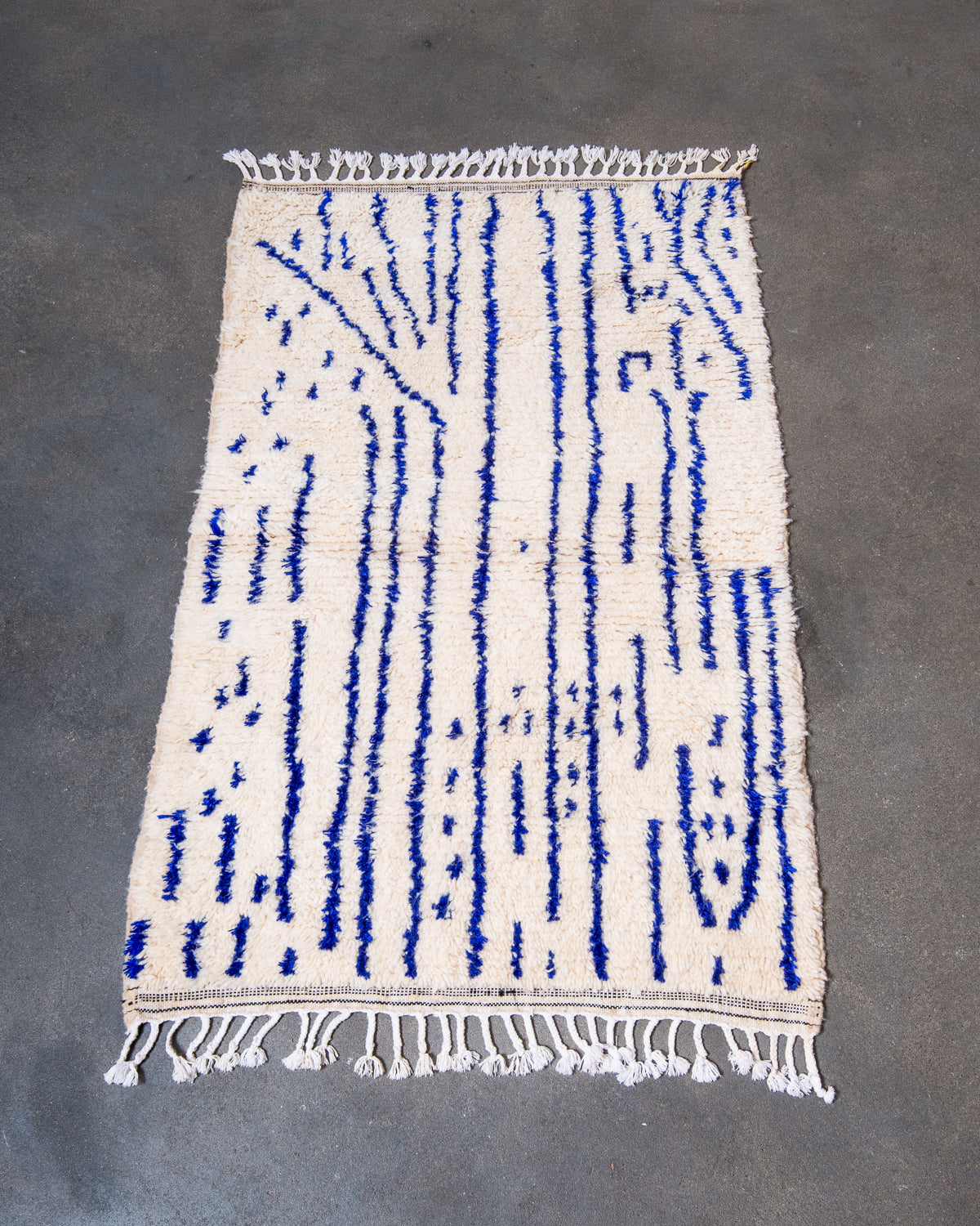 Modern designer handcrafted Berber rug from Morocco. Azilal rug with beautiful colours and patterns. Made of sheep’s wool and colourful cotton.